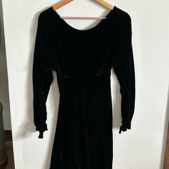 Elizabeth Wayman Dresses & Skirts - Elizabeth Wayman Vintage Black Velvet Dress